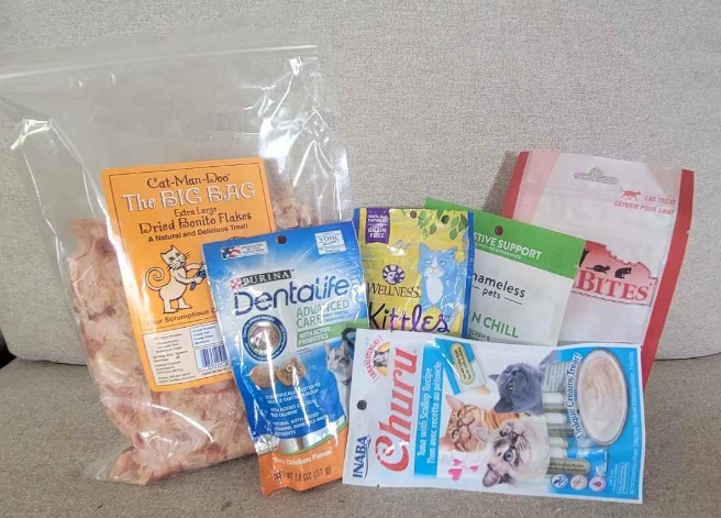 how to give treats to kittens